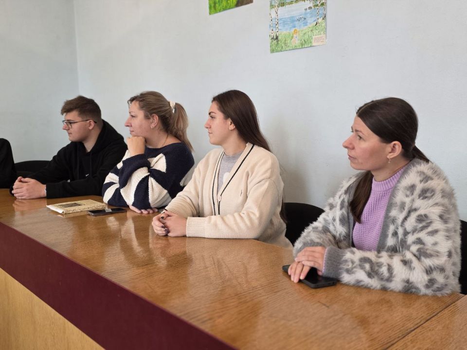 Иван Адамец: Мир без нацизма!. Сектор по делам молодёжи, культуры и спорта Управы Куйбышевского внутригородского района совместно со старшим инспектором ОДН ОУУП и ПДН ОП 6 УМВД России «Донецкое» Юлия Бровкина организовали... Иван Адамец: Мир без нацизма!. Сектор по делам молодёжи, культуры и спорта Управы Куйбышевского внутригородского района совместно со старшим инспектором ОДН ОУУП и ПДН ОП 6 УМВД России «Донецкое» Юлия Бровкина организовали...