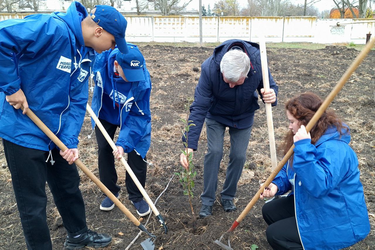 В селе Розовка открыли после ремонта памятник погибшим воинам и высадили яблони В селе Розовка открыли после ремонта памятник погибшим воинам и высадили яблони