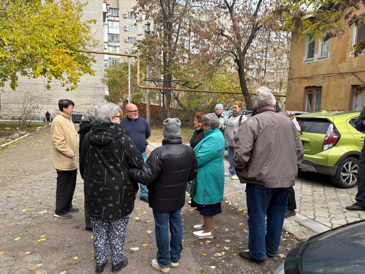 По поручению Главы ДНР Дениса Пушилин 07.11.2025 по адресу: г. Донецк, ул. Спортивная, 14 состоялась встреча с жителями, на которой присутствовал первый заместитель руководителя Управы Ленинского внутригородского района... По поручению Главы ДНР Дениса Пушилин 07.11.2025 по адресу: г. Донецк, ул. Спортивная, 14 состоялась встреча с жителями, на которой присутствовал первый заместитель руководителя Управы Ленинского внутригородского района...