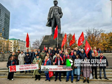 Коммунисты Донецка отметили годовщину Октябрьской революции автопробегом и возложением цветов