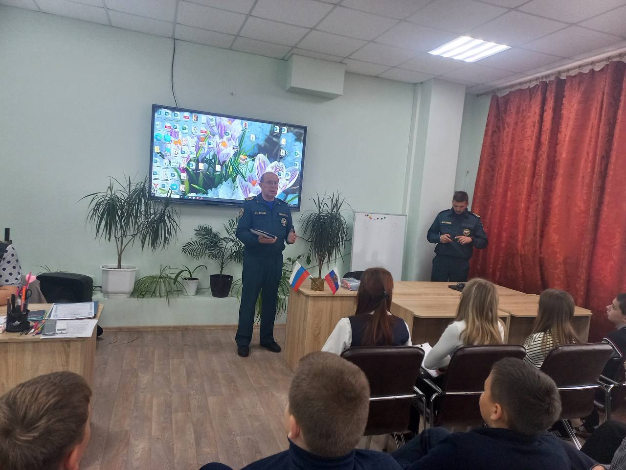 5 ноября в Мангушской школе №1 прошел урок безопасности с инспектором Госинспекции по маломерным судам г. Мариуполя И.В. Недобоем. Специалист рассказал ученикам о правилах поведения на воде в осенне-зимний период