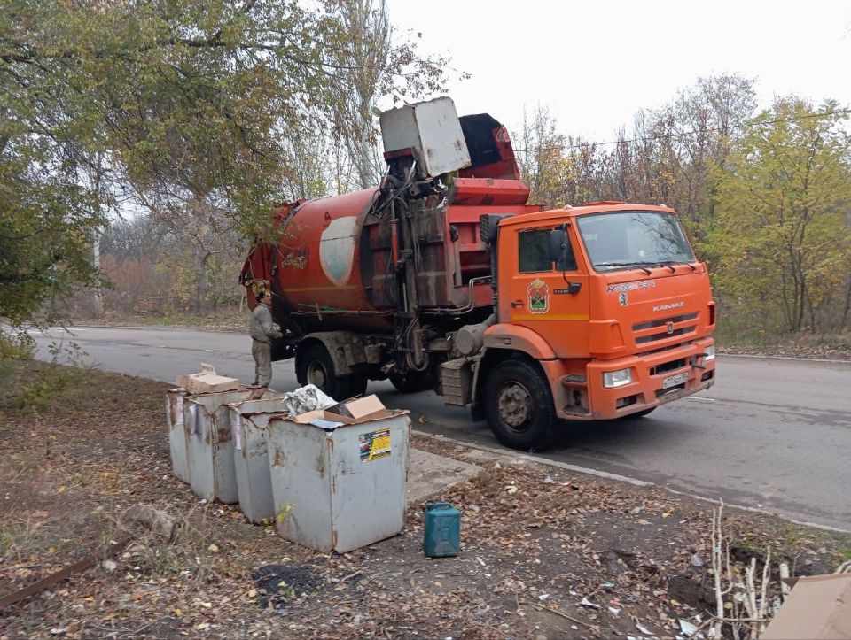 Горловским филиалом ГУП ДНР «ДОНСНАБКОМПЛЕКТ» ежедневно производится работа по вывозу твердых коммунальных отходов согласно утвержденному графику с территории города на полигон Горловским филиалом ГУП ДНР «ДОНСНАБКОМПЛЕКТ» ежедневно производится работа по вывозу твердых коммунальных отходов согласно утвержденному графику с территории города на полигон