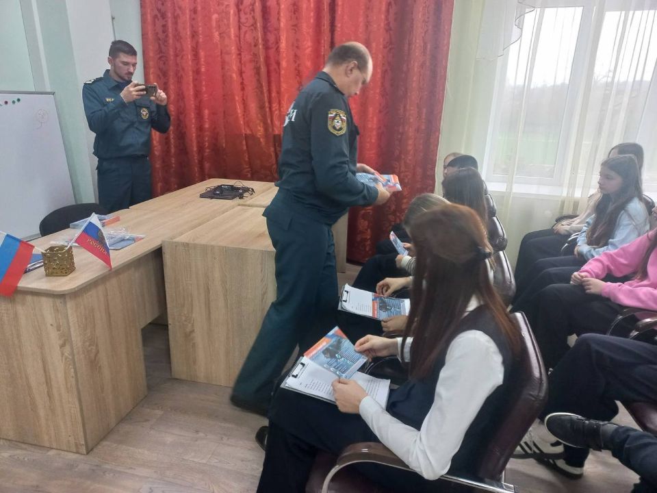 5 ноября в Мангушской школе №1 прошел урок безопасности с инспектором Госинспекции по маломерным судам г. Мариуполя И.В. Недобоем. Специалист рассказал ученикам о правилах поведения на воде в осенне-зимний период 5 ноября в Мангушской школе №1 прошел урок безопасности с инспектором Госинспекции по маломерным судам г. Мариуполя И.В. Недобоем. Специалист рассказал ученикам о правилах поведения на воде в осенне-зимний период