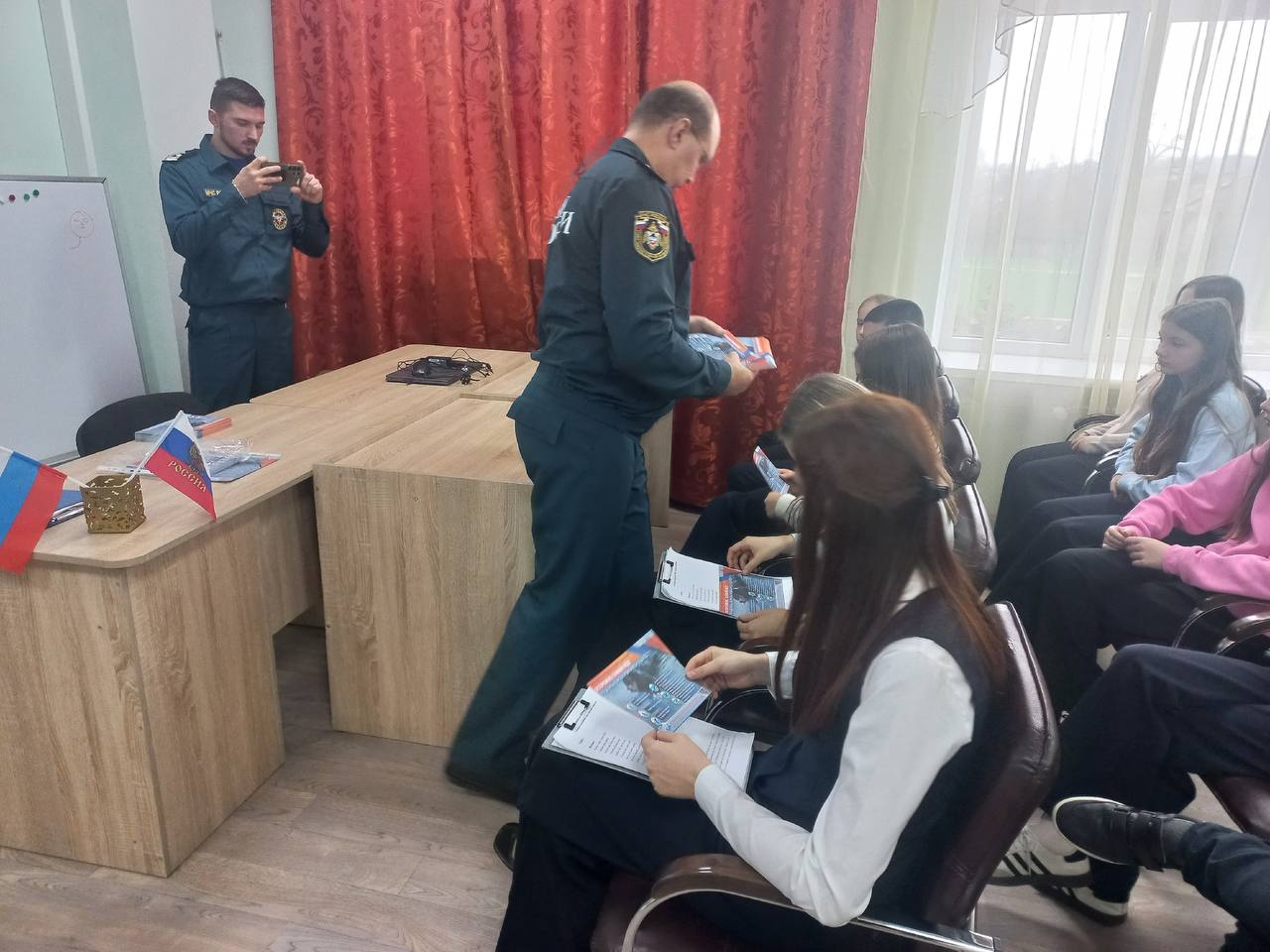 5 ноября в Мангушской школе №1 прошел урок безопасности с инспектором Госинспекции по маломерным судам г. Мариуполя И.В. Недобоем. Специалист рассказал ученикам о правилах поведения на воде в осенне-зимний период 5 ноября в Мангушской школе №1 прошел урок безопасности с инспектором Госинспекции по маломерным судам г. Мариуполя И.В. Недобоем. Специалист рассказал ученикам о правилах поведения на воде в осенне-зимний период