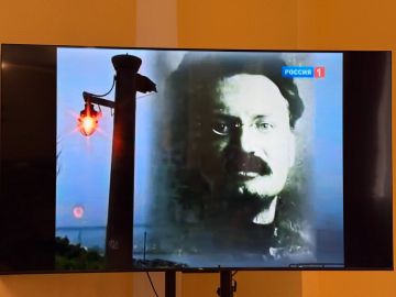 7 ноября в Харцызском городском Дворце культуры состоялся кинолекторий и показ одноимённого фильма «Лев Троцкий. Тайна мирового революции»