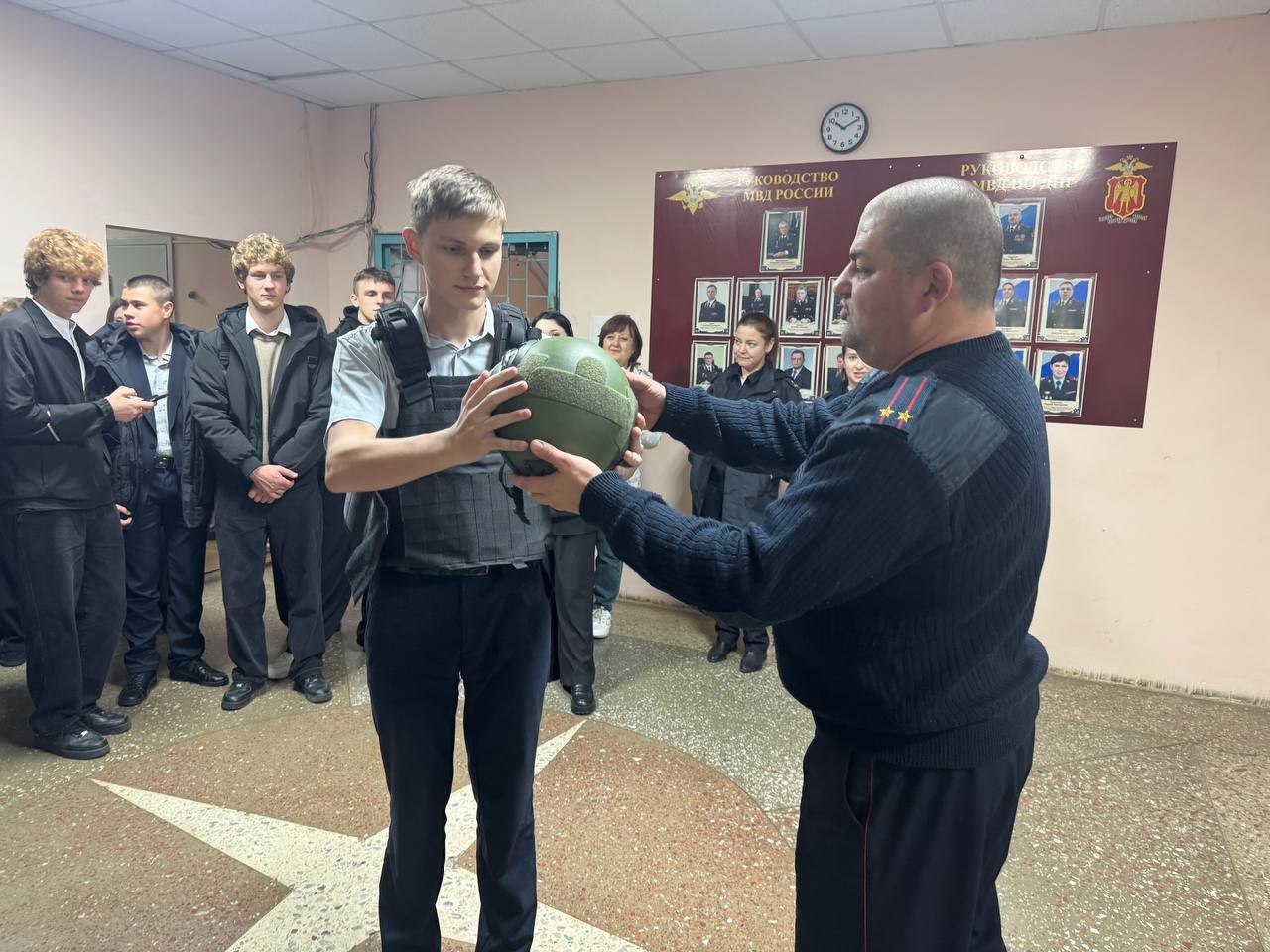 Наталья Великодная: За кулисами правопорядка: Школьники на профориентационной экскурсии в отделе МВД Наталья Великодная: За кулисами правопорядка: Школьники на профориентационной экскурсии в отделе МВД