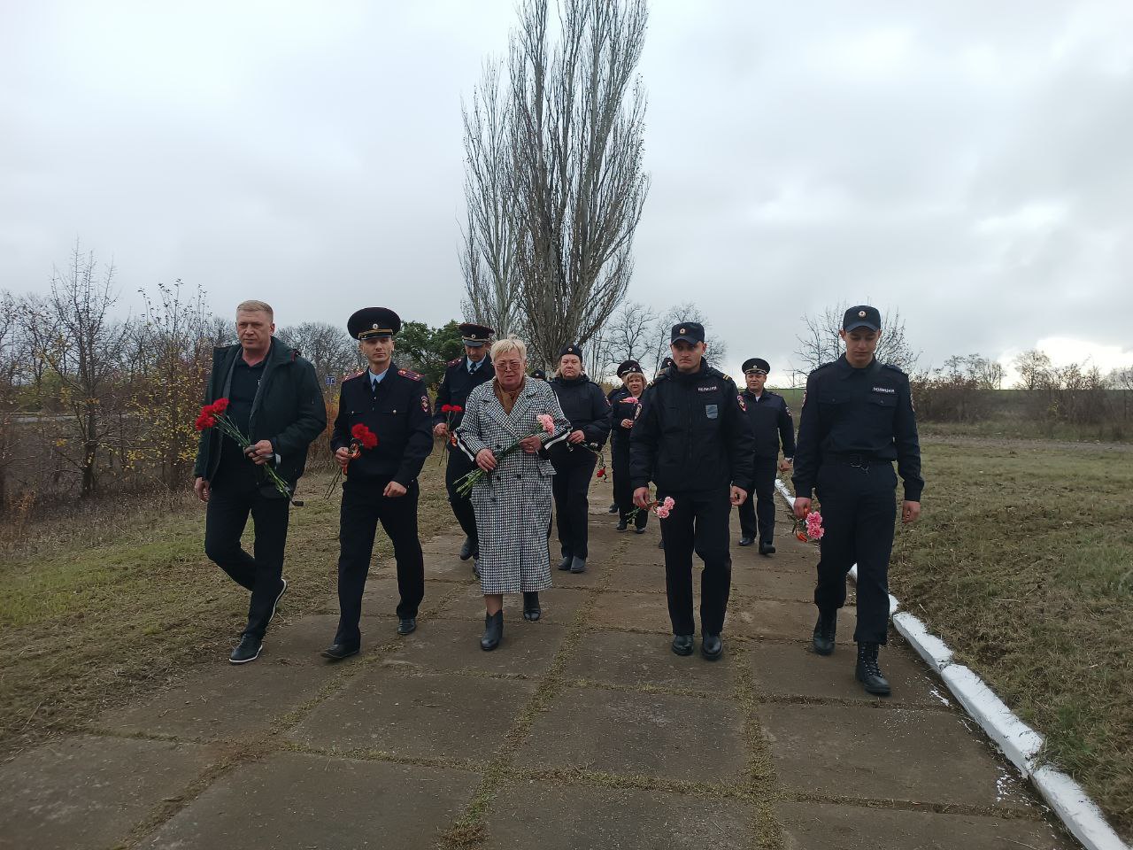 Сергей Юзвинкевич: В преддверии Дня памяти погибших при исполнении служебных обязанностей сотрудников органов внутренних дел Российской Федерации вместе с председателем Володарского муниципального совета Кунак Н. А. и...