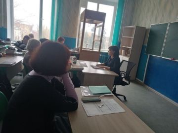 Заместитель главы администрации Амвросиевского муниципального округа Елена Крюкова встретилась с трудовым коллективом школы № 2 города Амвросиевка