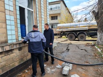 7 ноября 2025 года депутат Торезского городского совета Масленников Иван Игорьевич в рамках протокольного поручения Главы Республики Дениса Пушилина проконтролировал подвоз воды на социальные объекты