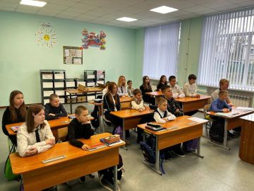 По партпроекту Единой России "Мир возможностей" в Снежном почтили память сотрудников полиции, погибших при исполнении служебного долга