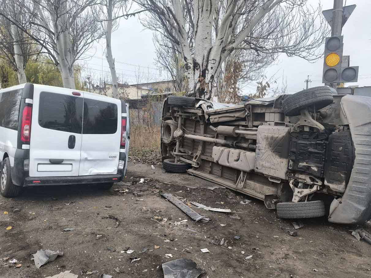 Четырехколесный здоровяк не уступил дорогу малышу и был опрокинут