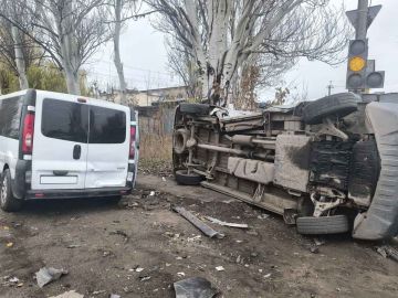 Четырехколесный здоровяк не уступил дорогу малышу и был опрокинут