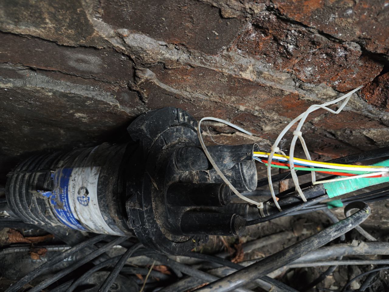 06.11.2025 в 09:58 диспетчерской службой ГУП ДНР «УГЛЕТЕЛЕКОМ» в г. Мариуполь было зафиксировано повреждение магистральной волоконно-оптической линии связи (24 волокна) по адресам: ул. Кленовая балка- ул. Таганрогская 06.11.2025 в 09:58 диспетчерской службой ГУП ДНР «УГЛЕТЕЛЕКОМ» в г. Мариуполь было зафиксировано повреждение магистральной волоконно-оптической линии связи (24 волокна) по адресам: ул. Кленовая балка- ул. Таганрогская