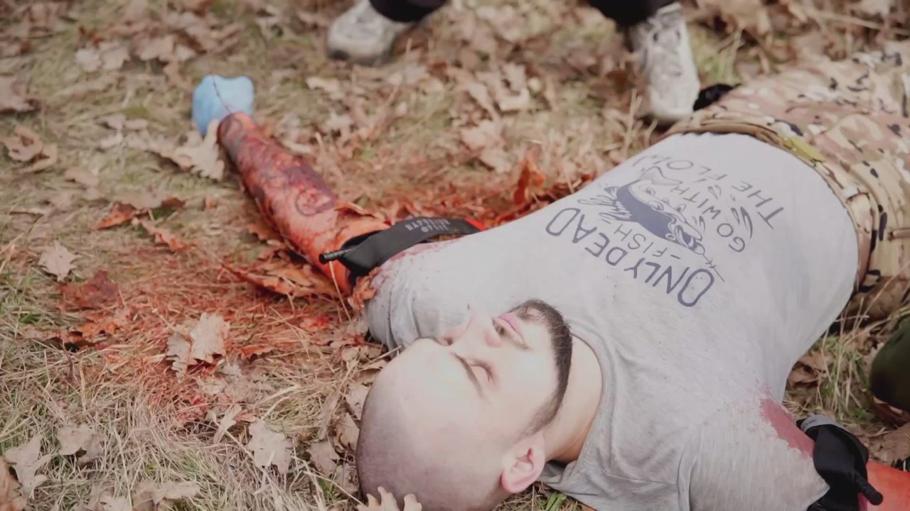 В рамках проекта «Стоп кровь» ребята из Молодёжки Народного фронта ДНР обучают жителей оказанию первой помощи: прежде всего, остановке кровотечения