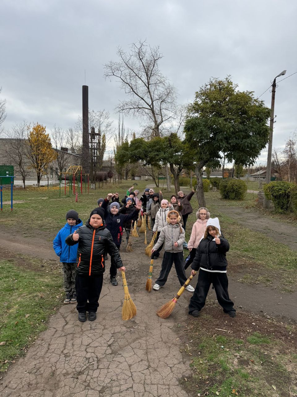 Школьники Ждановки приняли участие в «Трудовом десанте» Школьники Ждановки приняли участие в «Трудовом десанте»