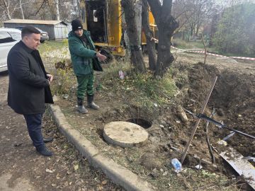 Константин Кузьмин: В ходе визита в микрорайон Широкий Кировского района Донецка пообщался с представителями коммунального предприятия, которые устраняли порыв