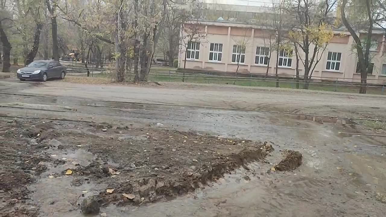 Аварийная бригада отказалась выезжать: дом в Донецке месяц стоит над затопленным подвалом