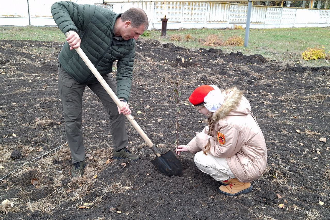 В селе Розовка открыли после ремонта памятник погибшим воинам и высадили яблони В селе Розовка открыли после ремонта памятник погибшим воинам и высадили яблони