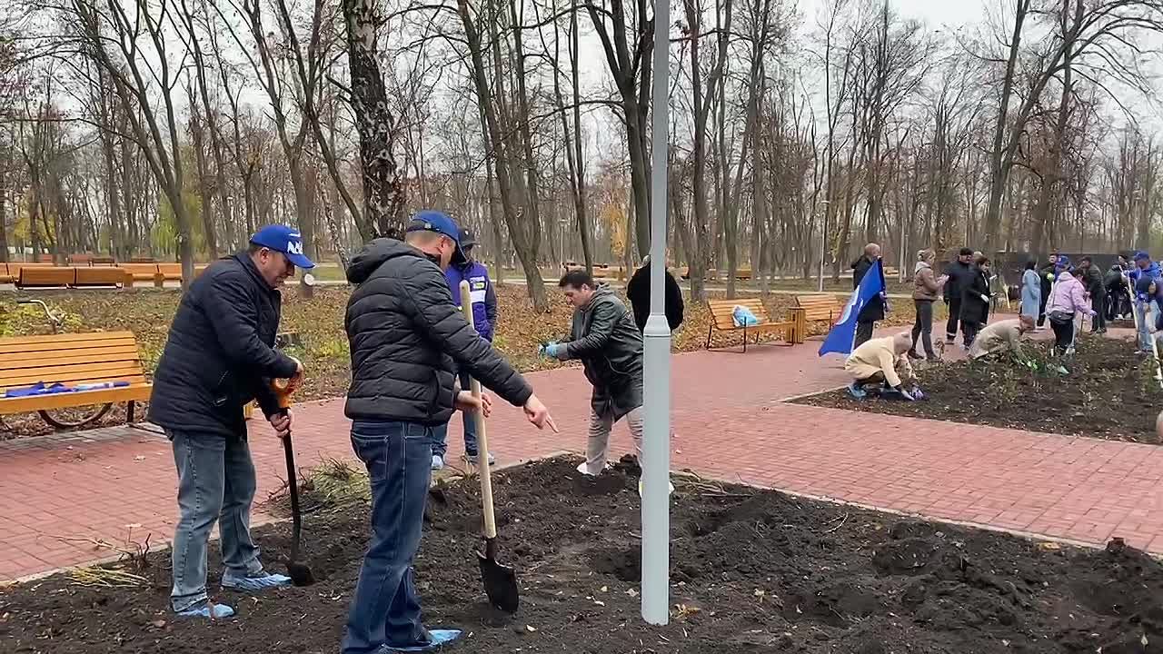 Депутаты Волновахского муниципального совета внесли свой вклад в преображение нового общественного пространства в Волновахе, приняв участие в его озеленении