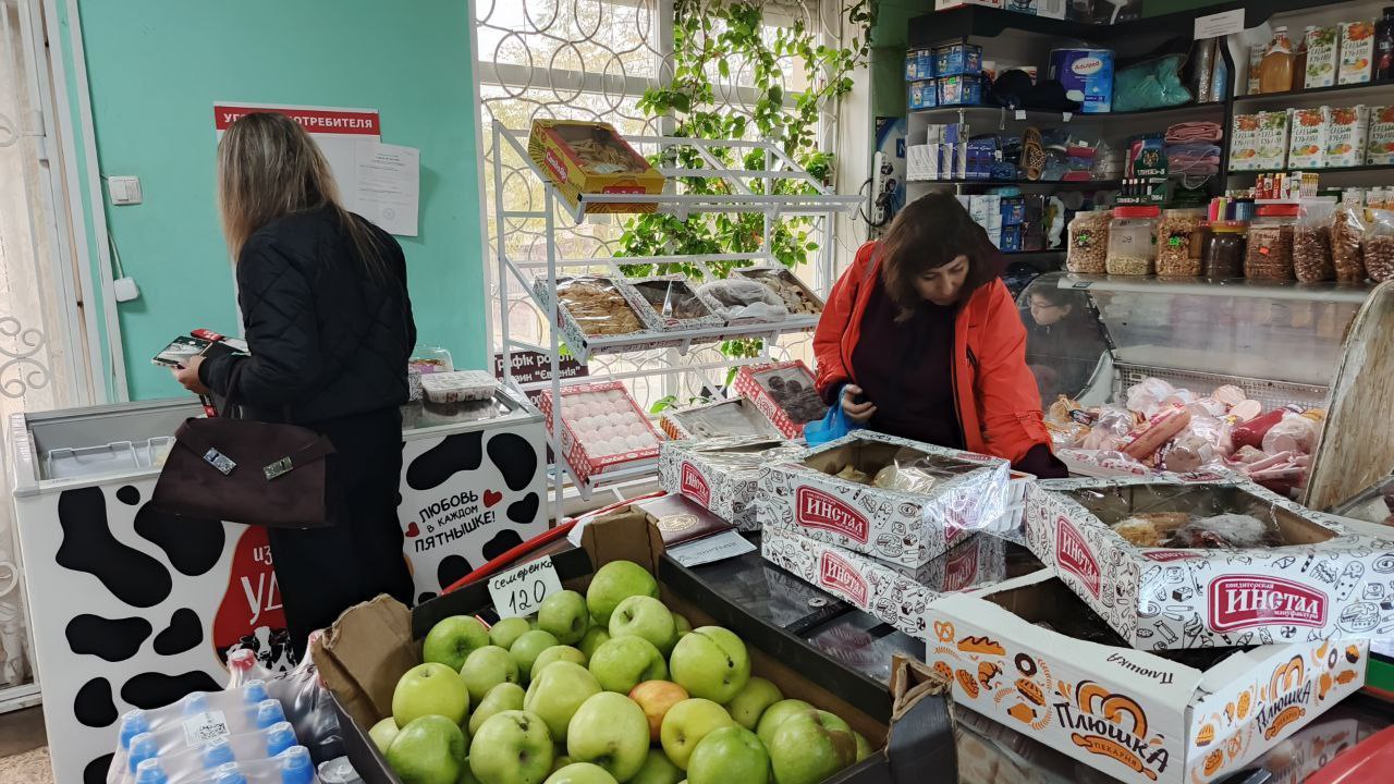 Депутат Тельмановского муниципального совета Наталья Зубач совместно с руководителем Народного контроля Викторией Светлаковой и специалистами отдела экономики, планирования и стратегического развития администрации округа...