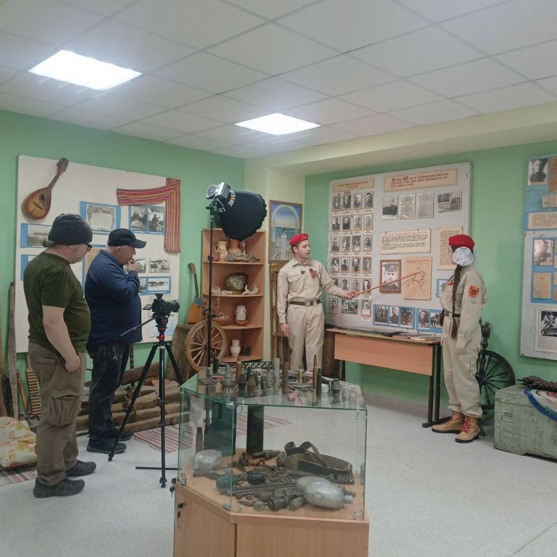 Съемочная группа документального фильма посетила школьный музей в Ялтинской школе №2 Съемочная группа документального фильма посетила школьный музей в Ялтинской школе №2