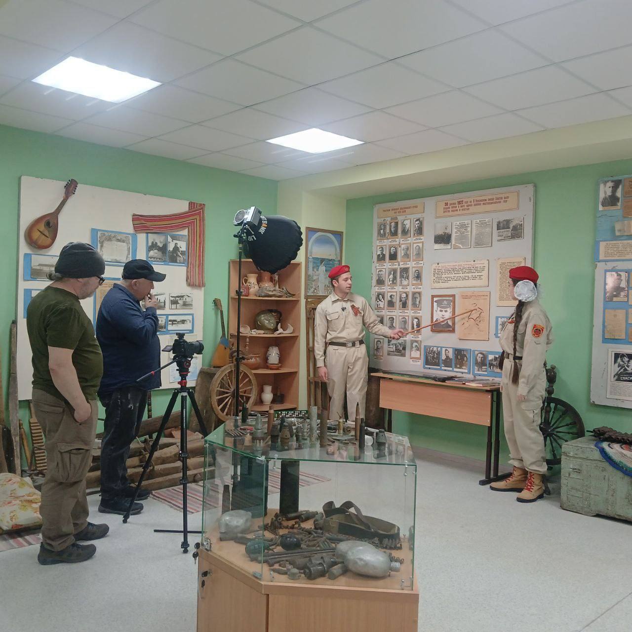 Съемочная группа документального фильма посетила школьный музей в Ялтинской школе №2 Съемочная группа документального фильма посетила школьный музей в Ялтинской школе №2