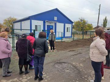 Врио начальника Петровского территориального отдела Администрации Старобешевского муниципального округа Ирина Матвеева провела встречу с населением в селе Петровское, где обсуждались вопросы догазификации населенного пункта