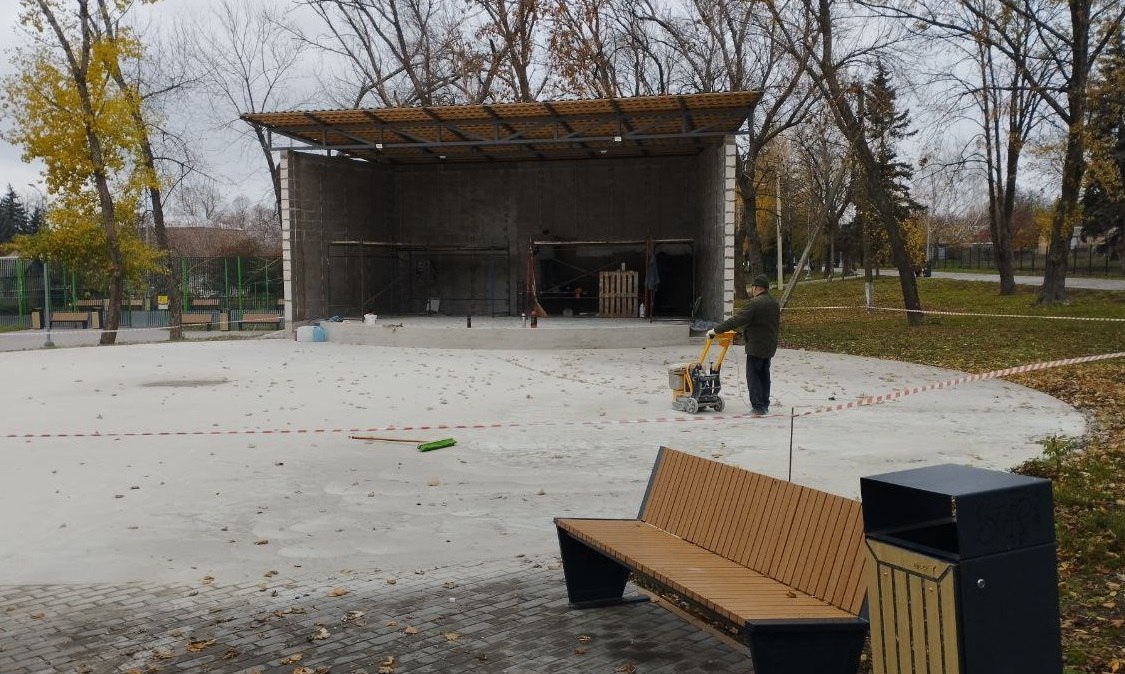 Наталья Великодная: В пгт Тельманово, в парке «Подмосковье», выполняются работы по оштукатуриванию сцены, а также шлифовке напольного покрытия танцевальной площадке