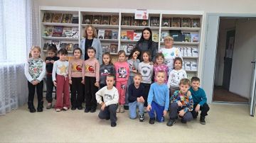 7 ноября сотрудники центральной детской библиотеки МБУ «ЦБС г.о Харцызск» для воспитанников МДОО №25 «Чайка» провели экскурсию по библиотеке