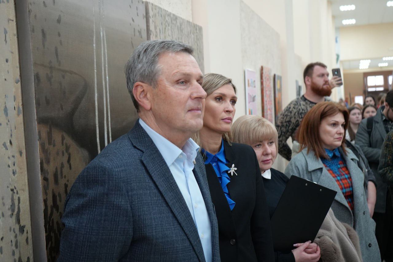 В Макеевке открылась международная выставка «Искусство и мир: Великая Победа Жизни» В Макеевке открылась международная выставка «Искусство и мир: Великая Победа Жизни»