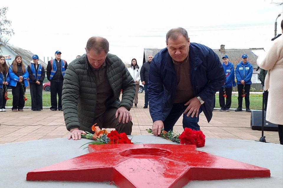 Александр Шатов: В селе Розовка открыли после ремонта памятник погибшим воинам и высадили яблони Александр Шатов: В селе Розовка открыли после ремонта памятник погибшим воинам и высадили яблони