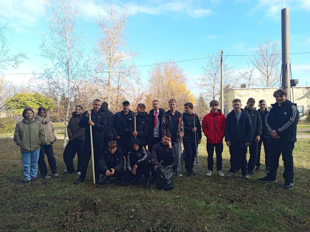 Школьники Ждановки приняли участие в «Трудовом десанте» Школьники Ждановки приняли участие в «Трудовом десанте»