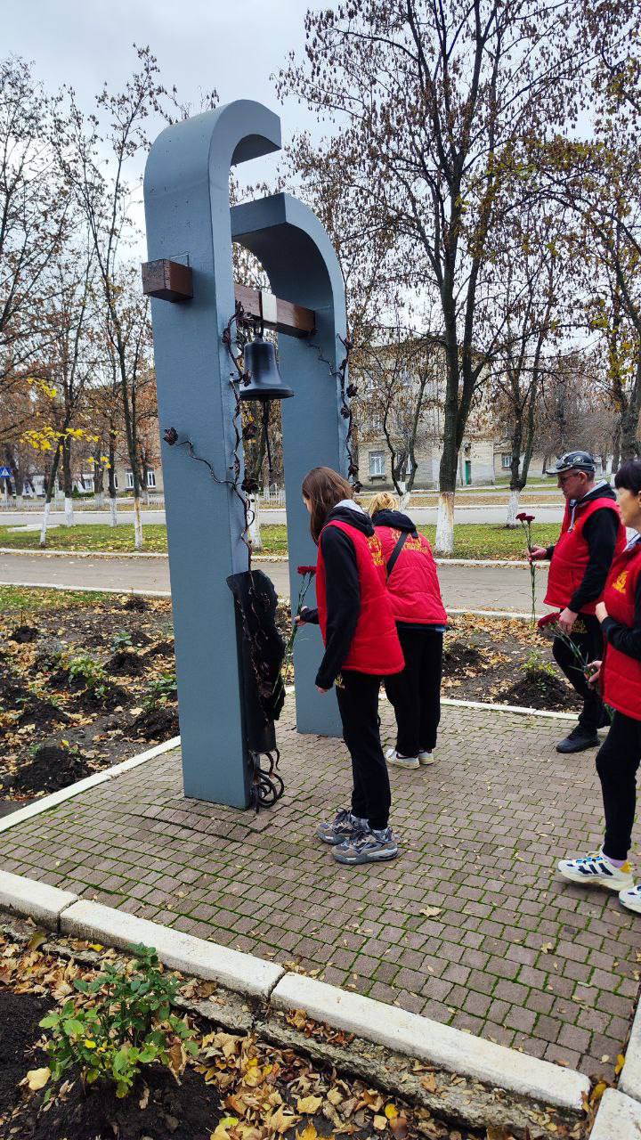 Артисты цирковой труппы Эдгарда Запашного почтили память погибших в Горловке Артисты цирковой труппы Эдгарда Запашного почтили память погибших в Горловке