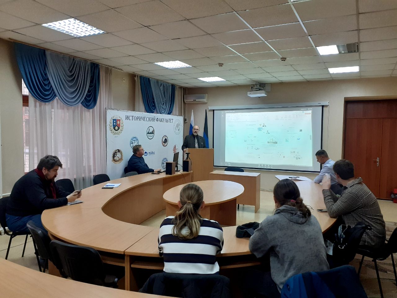 Историки провели круглый стол, посвященный противодействию фальсификации истории Великой Отечественной войны Историки провели круглый стол, посвященный противодействию фальсификации истории Великой Отечественной войны