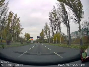 «Буханка», летящая по Ленинскому проспекту в Донецке, чуть не раздавила бабушку