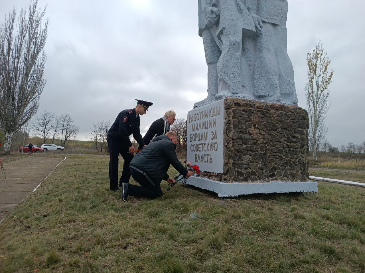 Сергей Юзвинкевич: В преддверии Дня памяти погибших при исполнении служебных обязанностей сотрудников органов внутренних дел Российской Федерации вместе с председателем Володарского муниципального совета Кунак Н. А. и... Сергей Юзвинкевич: В преддверии Дня памяти погибших при исполнении служебных обязанностей сотрудников органов внутренних дел Российской Федерации вместе с председателем Володарского муниципального совета Кунак Н. А. и...