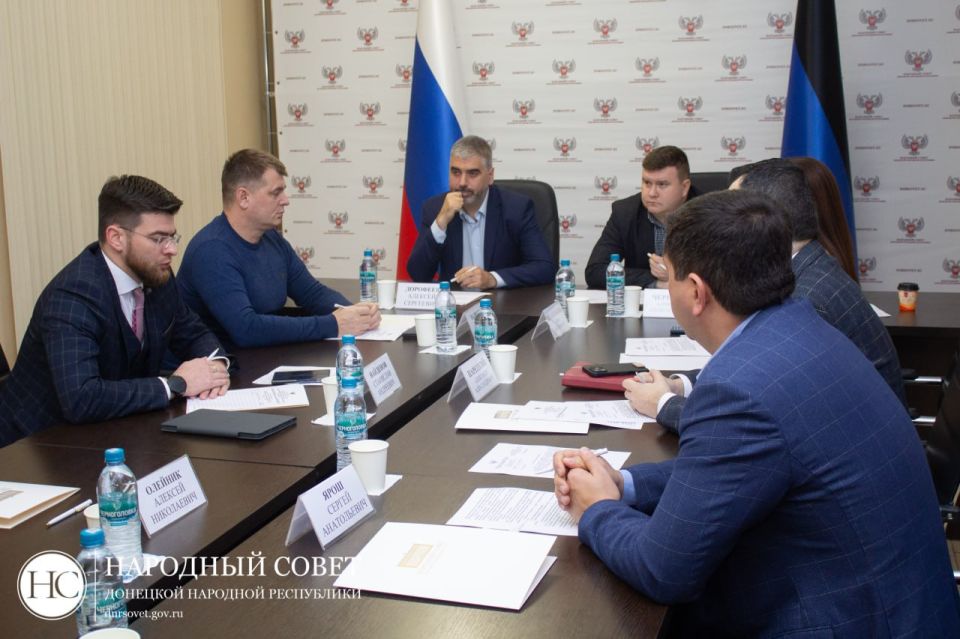 Алексей Дорофеев: Помните, некоторое время назад я писал о своей идее обеспечить студентов вузов и колледжей бесплатным Wi-Fi? О том, что это станет отличным подспорьем в учебе, и отправлял обращения на имя Председателя... Алексей Дорофеев: Помните, некоторое время назад я писал о своей идее обеспечить студентов вузов и колледжей бесплатным Wi-Fi? О том, что это станет отличным подспорьем в учебе, и отправлял обращения на имя Председателя...