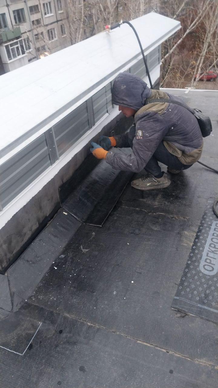 Подрядчики Нижегородской области продолжают обновление кровли жилых домов в мкр Подрядчики Нижегородской области продолжают обновление кровли жилых домов в мкр