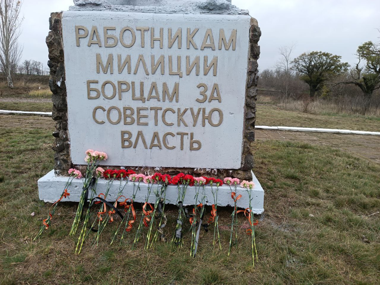 Сергей Юзвинкевич: Сотрудники ОМВД России «Володарский» совместно с работниками МУП «Восток-Комсервис» в преддверии Дня памяти погибших сотрудников при исполнении служебных обязанностей, а также Дня сотрудника органов... Сергей Юзвинкевич: Сотрудники ОМВД России «Володарский» совместно с работниками МУП «Восток-Комсервис» в преддверии Дня памяти погибших сотрудников при исполнении служебных обязанностей, а также Дня сотрудника органов...