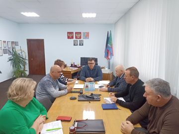 Василий Овчаров: Сегодня, 7 ноября, провел оперативное совещание по рабочим вопросам с участием заместителей Главы и руководителей структурных подразделений Администрации округа