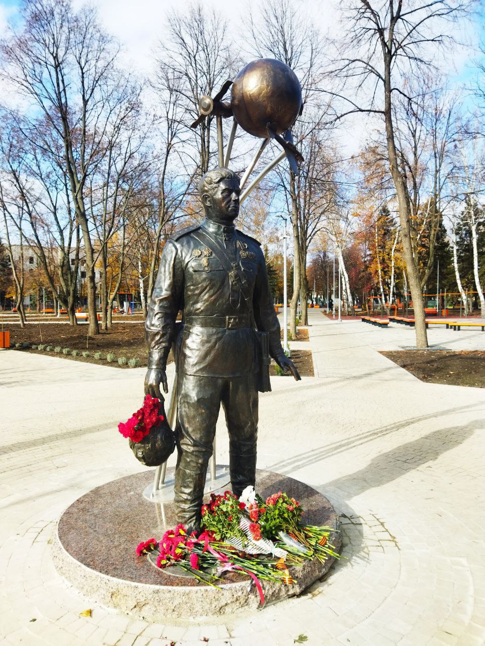 Дмитрий Огилец: Сегодня члены Шахтерской городской организации "Российский союз ветеранов Афганистана и специальных военных операций" приняли участие в открытии памятника космонавту, дважды Герою СССР Георгию Тимофеевичу...
