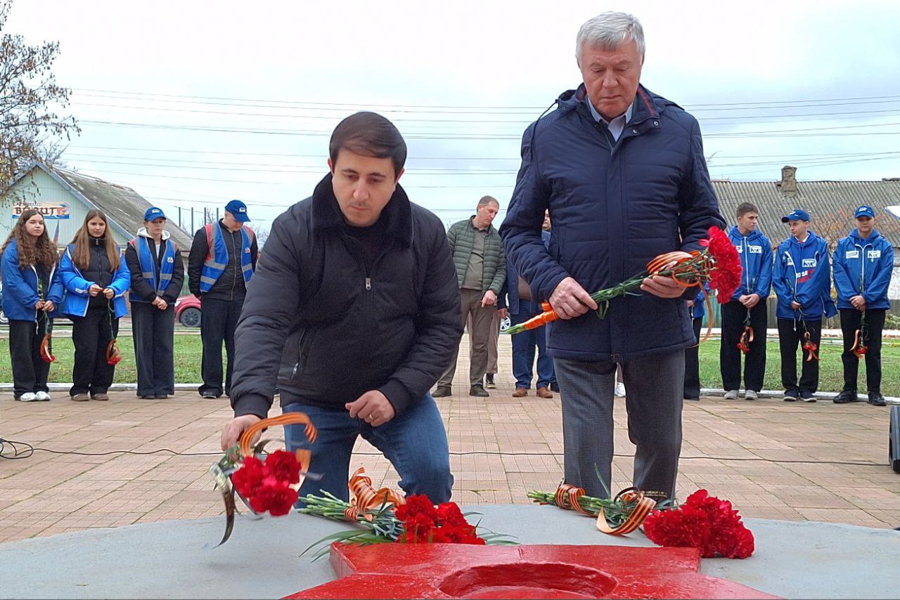 В селе Розовка открыли после ремонта памятник погибшим воинам и высадили яблони В селе Розовка открыли после ремонта памятник погибшим воинам и высадили яблони