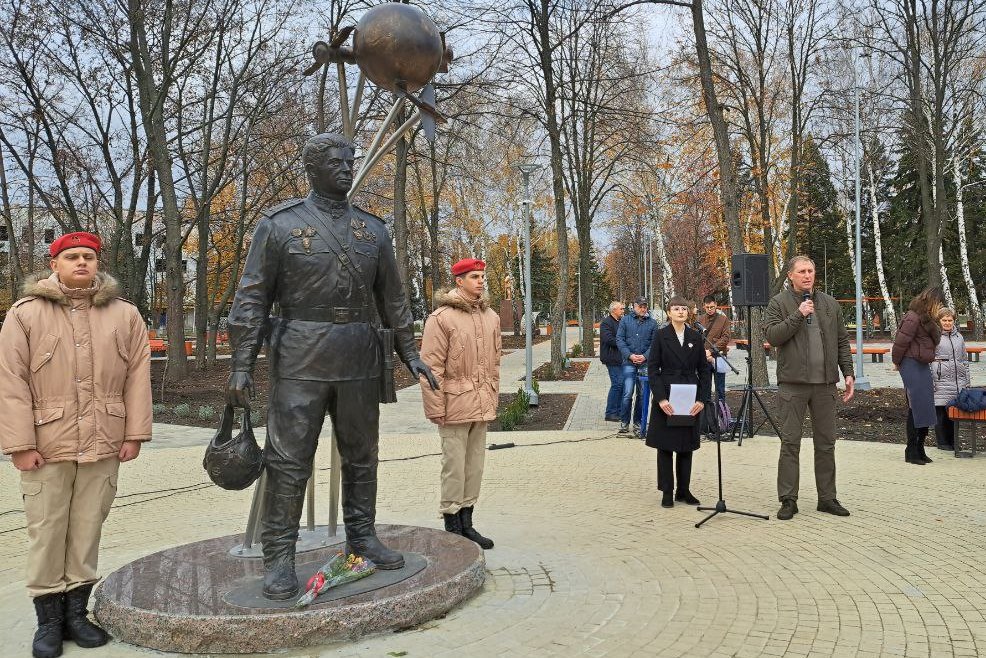 Александр Шатов: В Шахтерске открыли парковую скульптуру Г.Т.Берегового Александр Шатов: В Шахтерске открыли парковую скульптуру Г.Т.Берегового