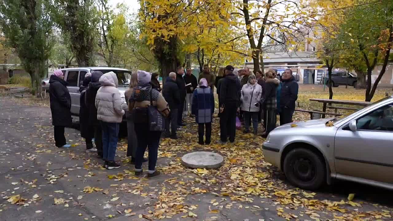 Жильцы дома № 10 на бульваре Ленина в Ясиноватой во время нашей встречи задали много вопросов представителям администрации и Единого фонда по управлению МКД