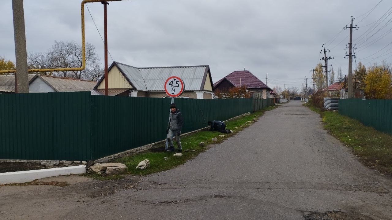 Наталья Великодная: В пгт Тельманово выполняются работы по установке дорожных знаков на объектах муниципальной улично-дорожной сети