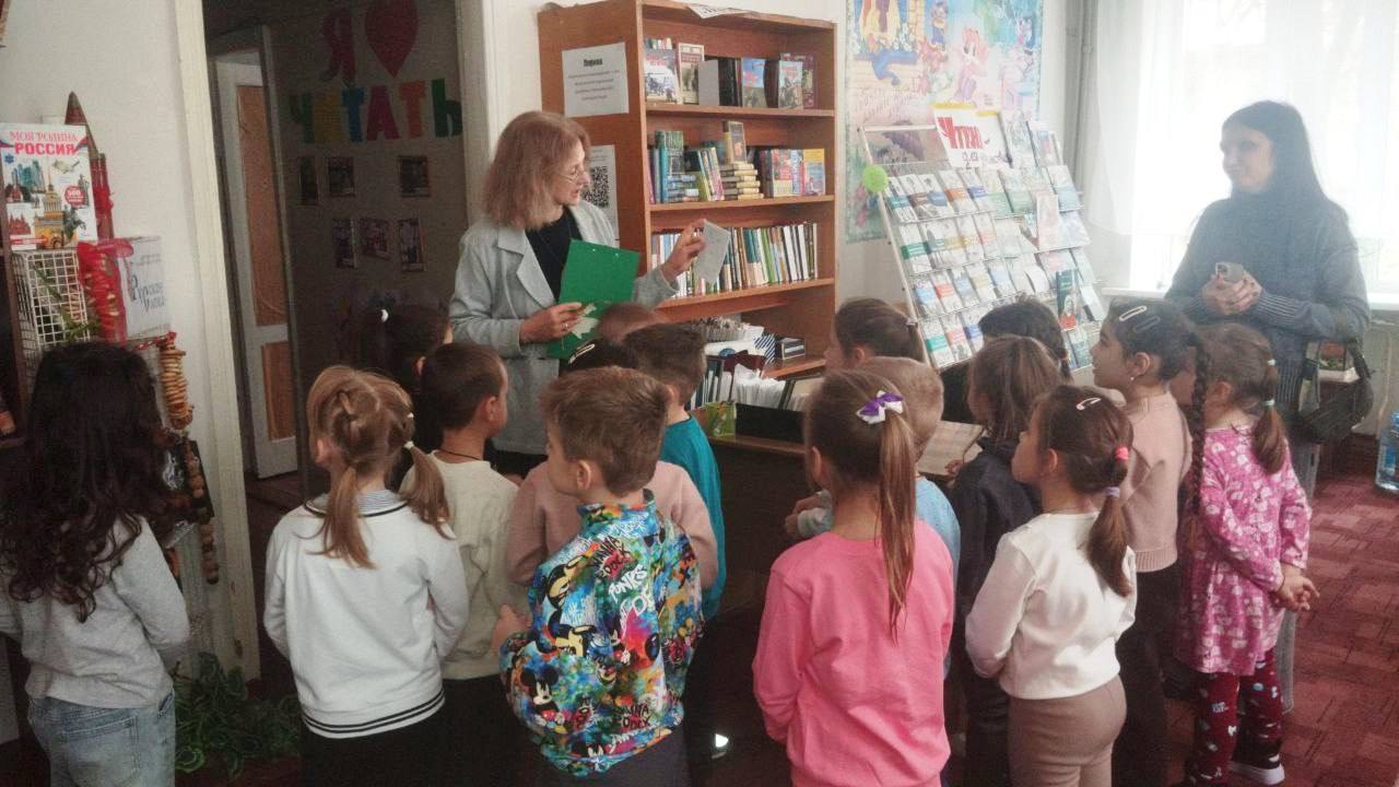 7 ноября сотрудники центральной детской библиотеки МБУ «ЦБС г.о Харцызск» для воспитанников МДОО №25 «Чайка» провели экскурсию по библиотеке 7 ноября сотрудники центральной детской библиотеки МБУ «ЦБС г.о Харцызск» для воспитанников МДОО №25 «Чайка» провели экскурсию по библиотеке