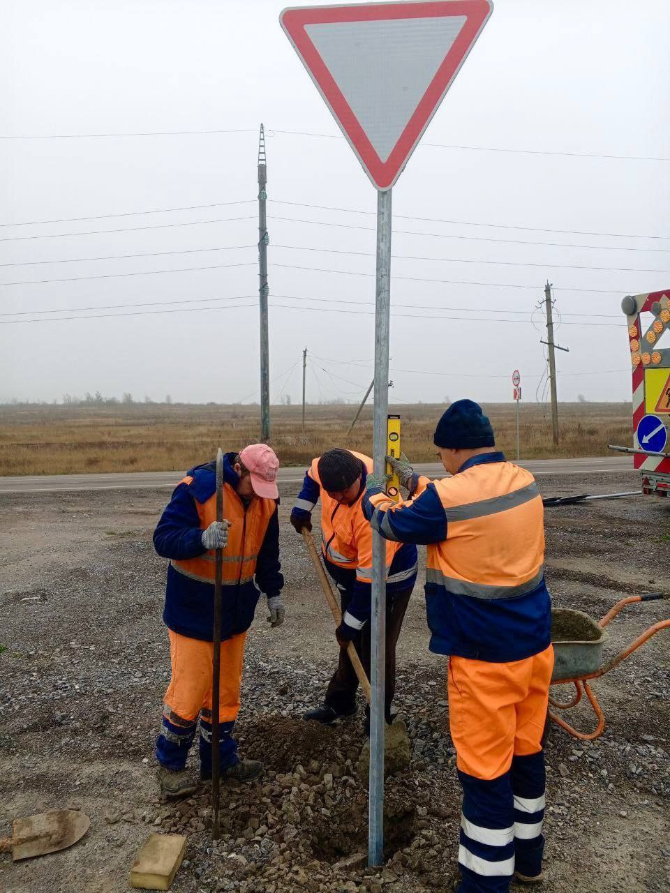 Александр Бондаренко: Продолжаем работы по установке дорожных знаков на дорогах общего пользования для обеспечения безопасности дорожного движения Александр Бондаренко: Продолжаем работы по установке дорожных знаков на дорогах общего пользования для обеспечения безопасности дорожного движения