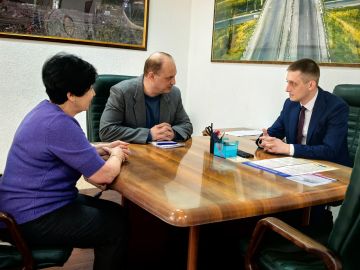 Александр Бондаренко: Провел рабочую встречу с Председателем Комиссии Общественной палаты ДНР по промышленности, транспорту, строительству, ЖКХ и экологии Романом Сметаниным и руководителем рабочей группы по транспорту ОП...