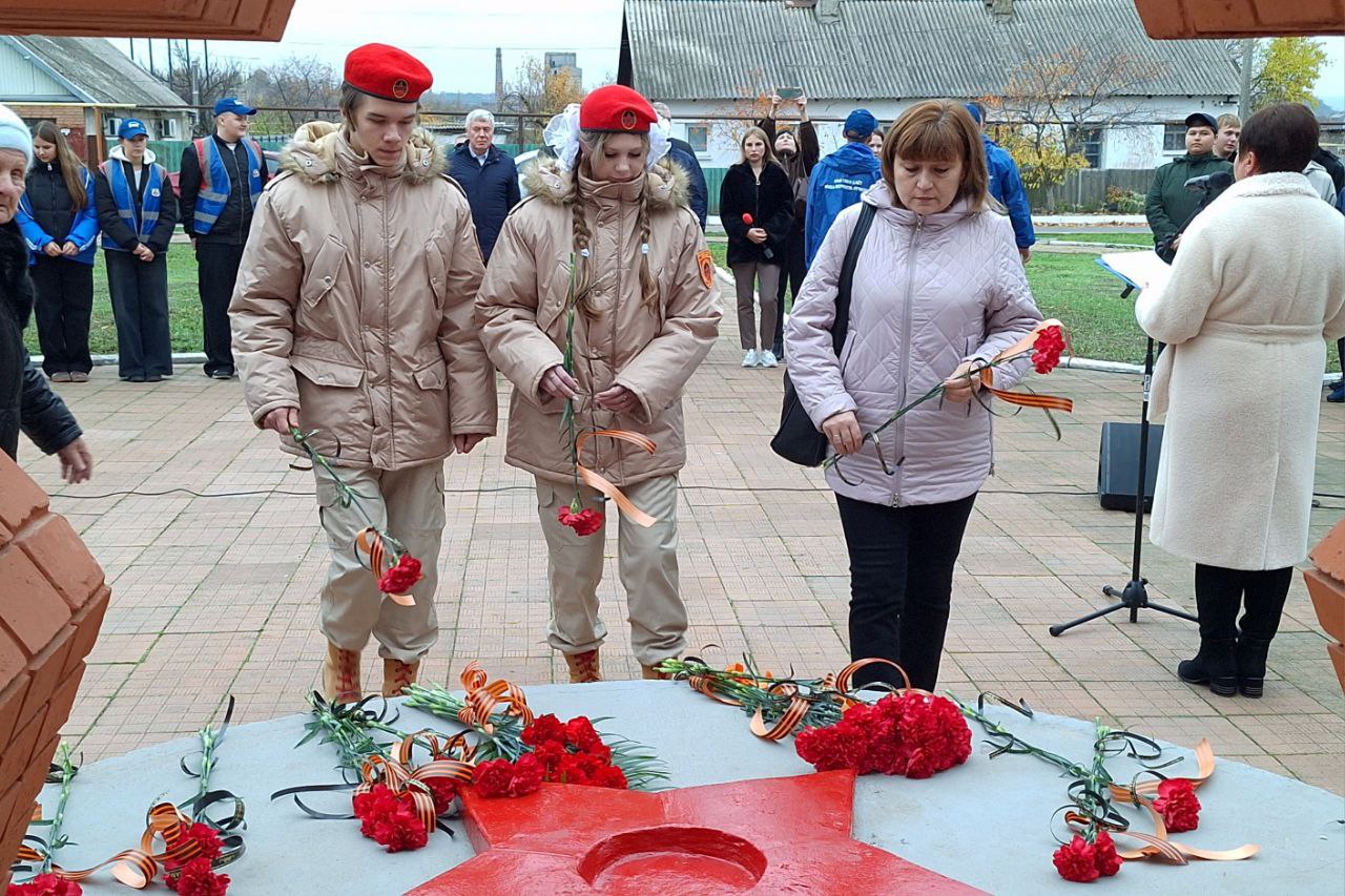 В селе Розовка открыли после ремонта памятник погибшим воинам и высадили яблони В селе Розовка открыли после ремонта памятник погибшим воинам и высадили яблони