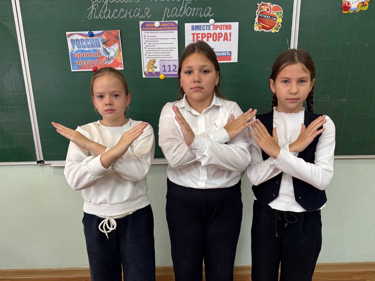 Наталья Великодная: В рамках исполнения мероприятий Комплексного плана противодействия идеологии терроризма, 7 ноября в Тельмановской гимназии прошли классные часы на тему «Экстремизм и терроризм — антисоциальные явления;... Наталья Великодная: В рамках исполнения мероприятий Комплексного плана противодействия идеологии терроризма, 7 ноября в Тельмановской гимназии прошли классные часы на тему «Экстремизм и терроризм — антисоциальные явления;...